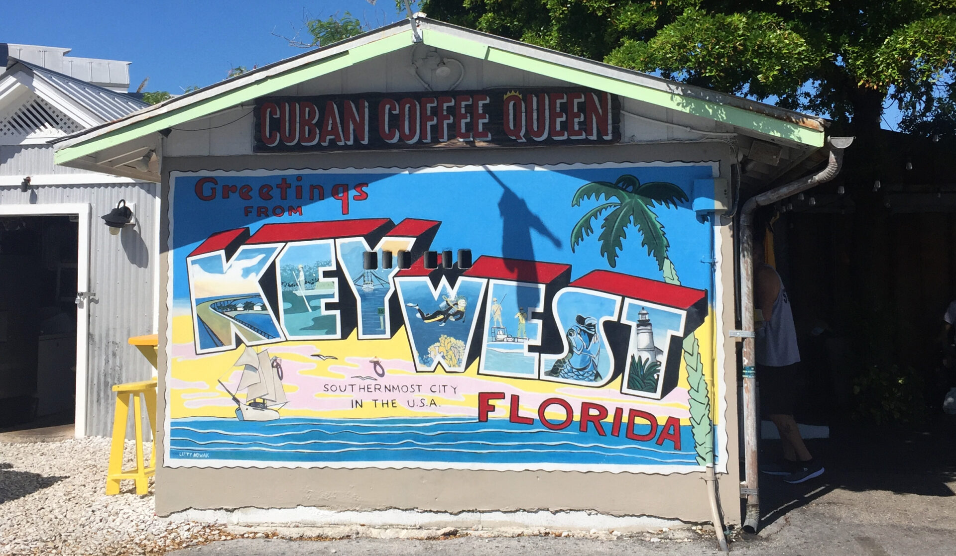 Street-Art-auf-Key-West-Vintage-Postkarte Stilisierte Postkarte mit der Aufschrift "Greetings from Key West" bei der Cuban Coffee Queen