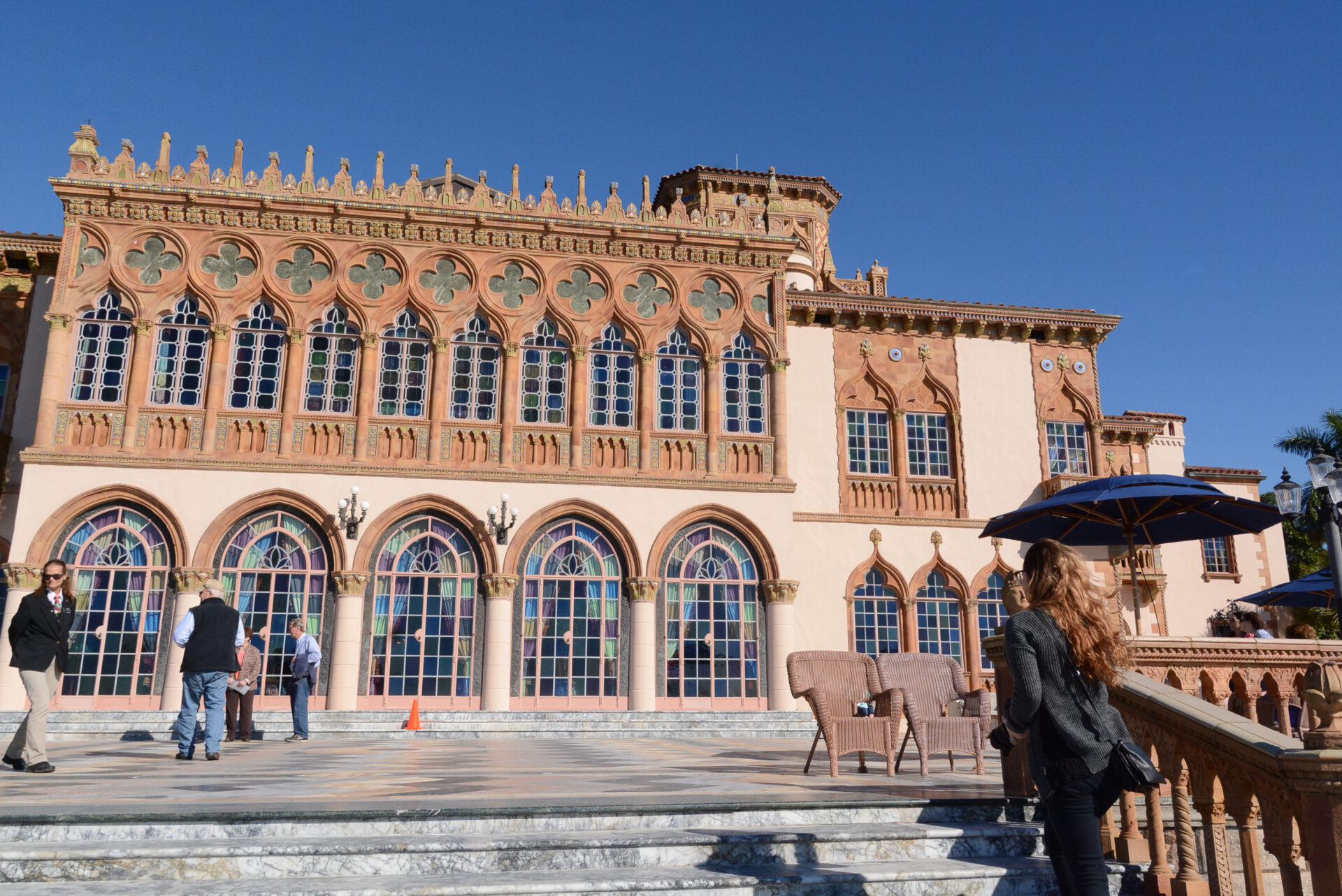 Treppen-junge-Frau-Villa-Ca-Zan-The-Ringling-Sarasota_Foto-Ralf-Johnen Blick auf die Fassade der Villa Ca’ d’Zan im Anwesen "The Ringling" bei Sarasota an Floridas Golfküste