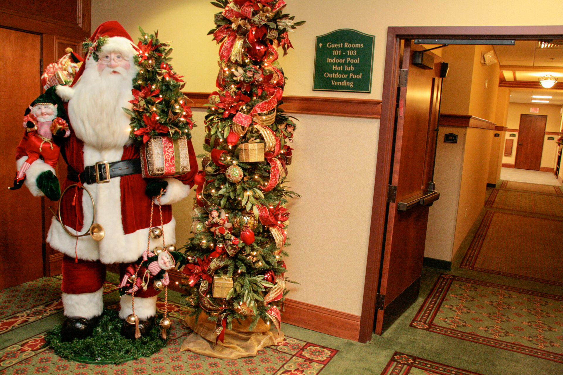 Weihnachtsmann auf dem Gang des Weihnachtshotels in Pigeon Forge im US-Bundesstaat Tennessee