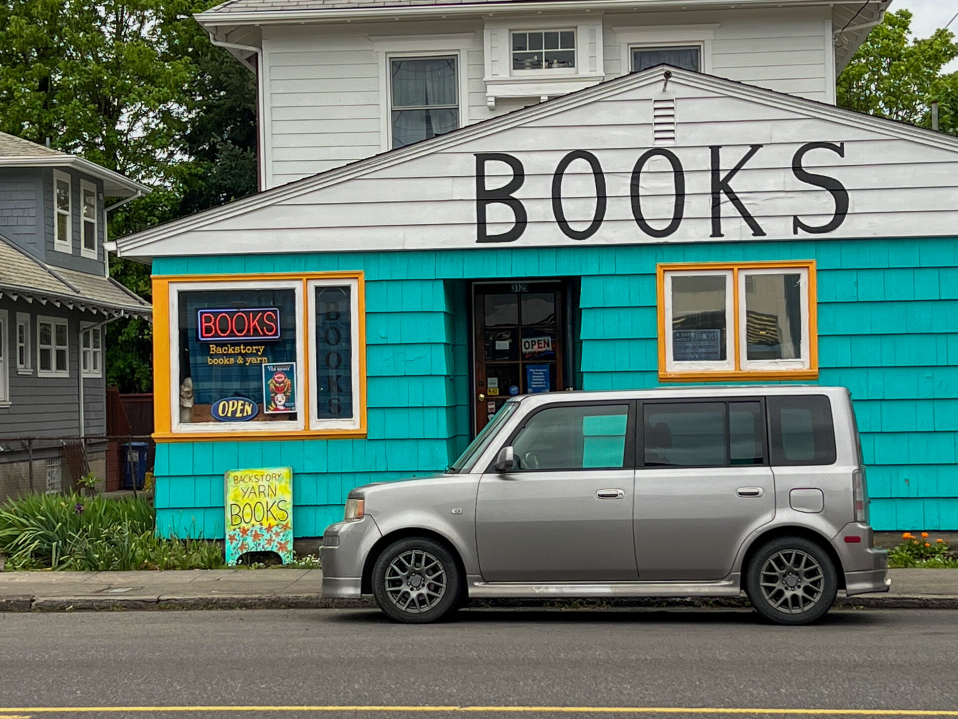 buecherladen-seltsames-auto-hawthorne-portland-oregon_foto-ralf-johnen Kastenfrömiges Auto vor einem Bücherladen in Hawthorne in der US-Stadt Portland