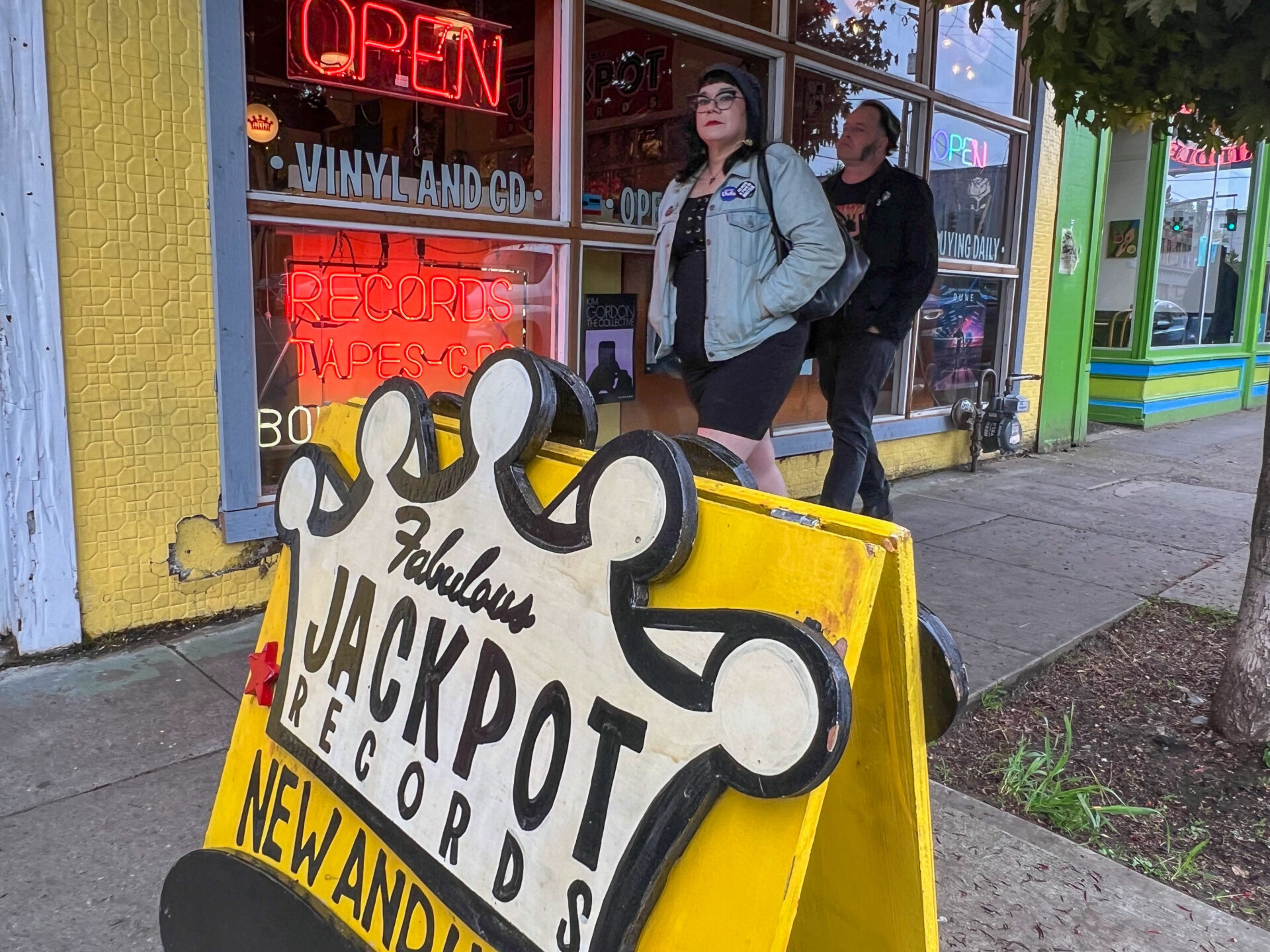 jackpot-records-punkrocker-hawthorne-portland_foto-ralf-johnen Passanten vor dem Plattenladen Jackpot Records in Hawthorne, einem populären Stadtteil in Portland, Oregon