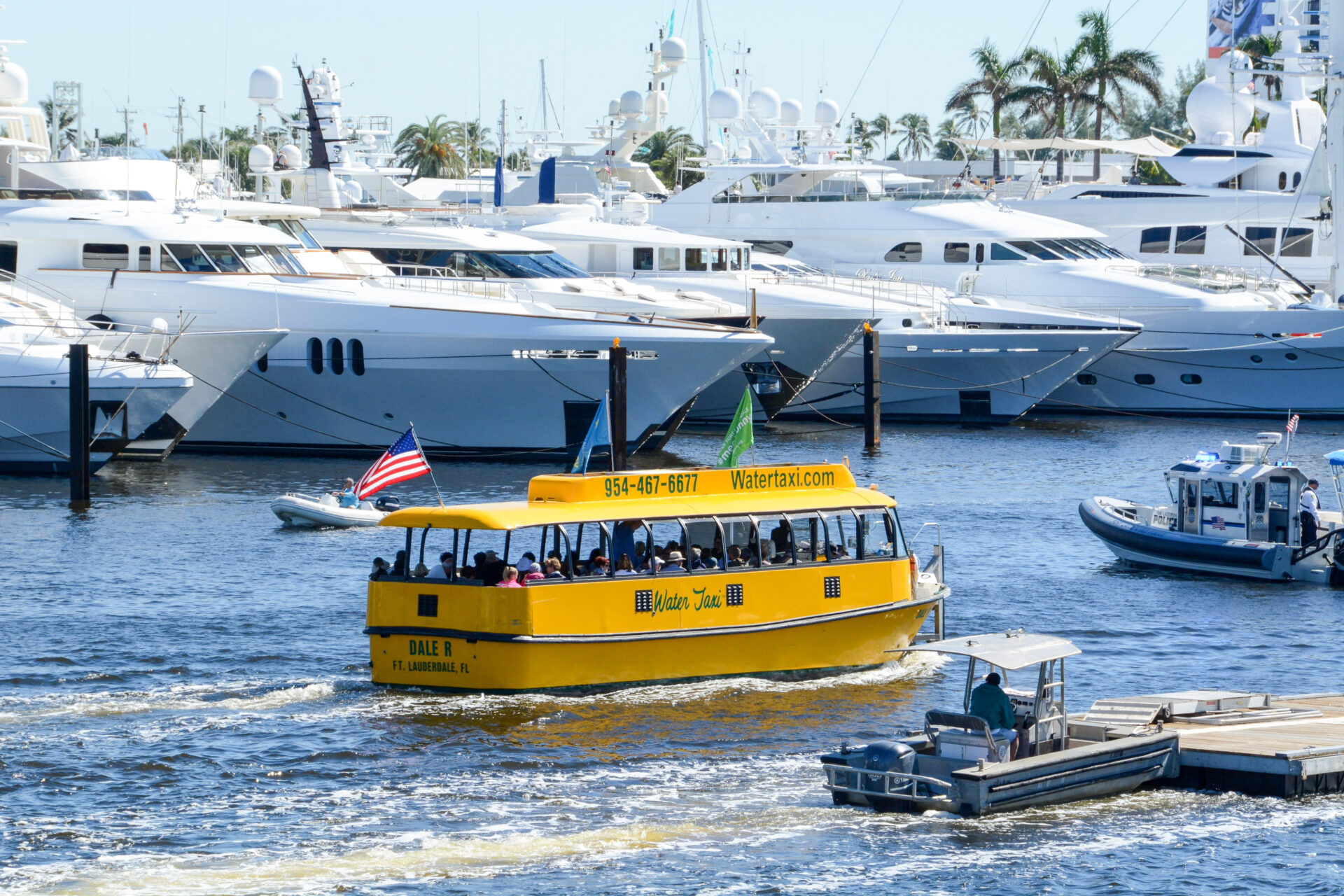 Wassertaxi zwischen Jachten auf einem Kanal in Fort Lauderdale an der Ostküste Floridas