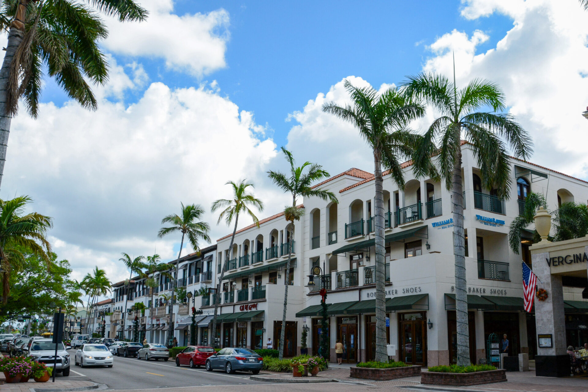 Blick auf die Fifth Avenue in Naples in Florida mit Palem und Geschäften
