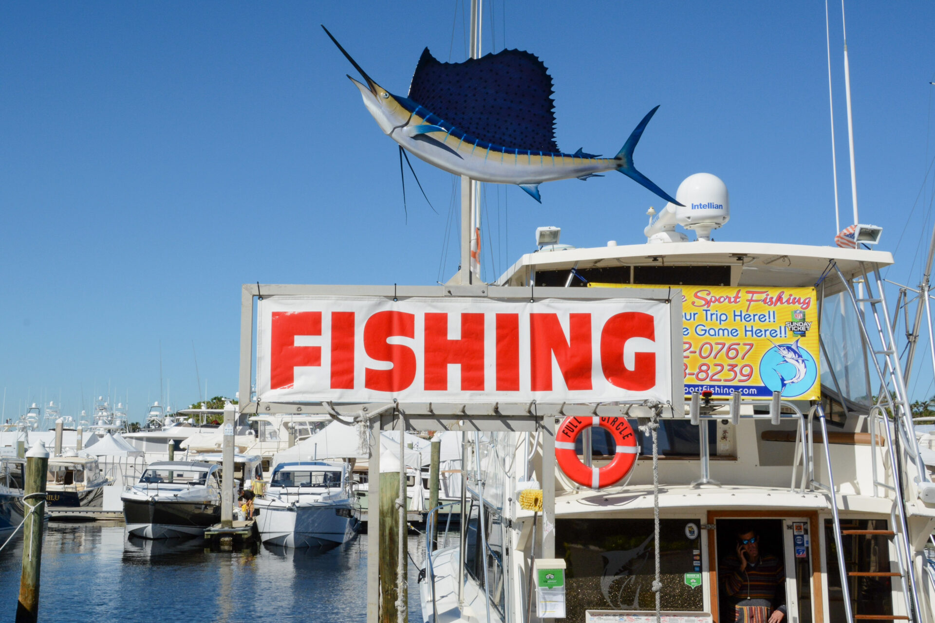 Ein Fischerboot wirbt mit einem stilisierten Abbild eines Schwerfisches für Hochseetouren in Fort Lauderdale