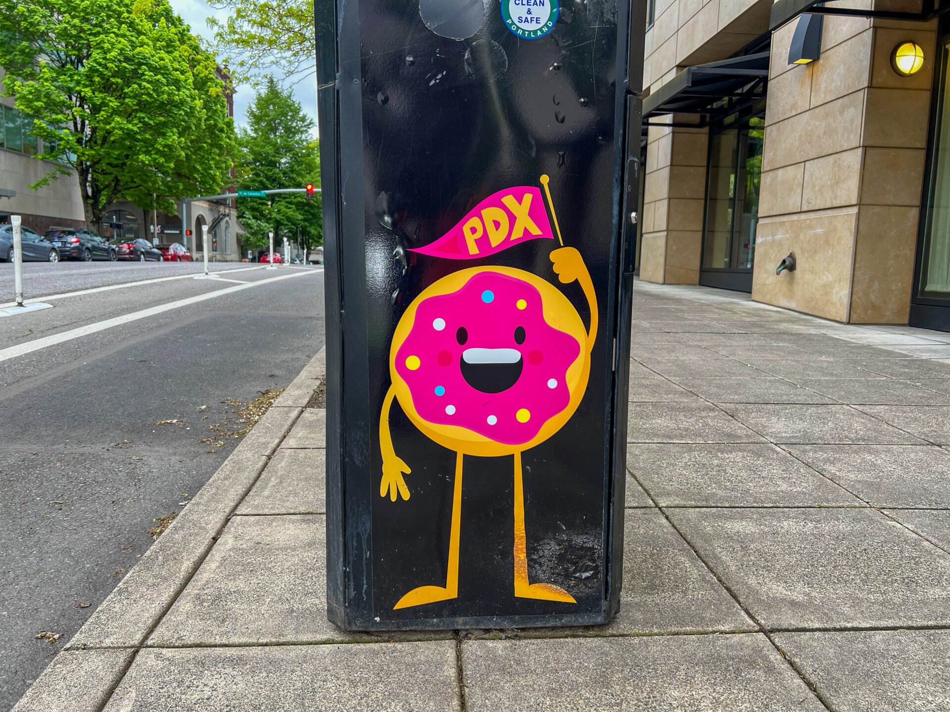 stilisierter-donut-mit-portland-flagge_foto-ralf-johnen Stilisierter Donut mit PDX-Fahne in Downtown Portland, Oregon
