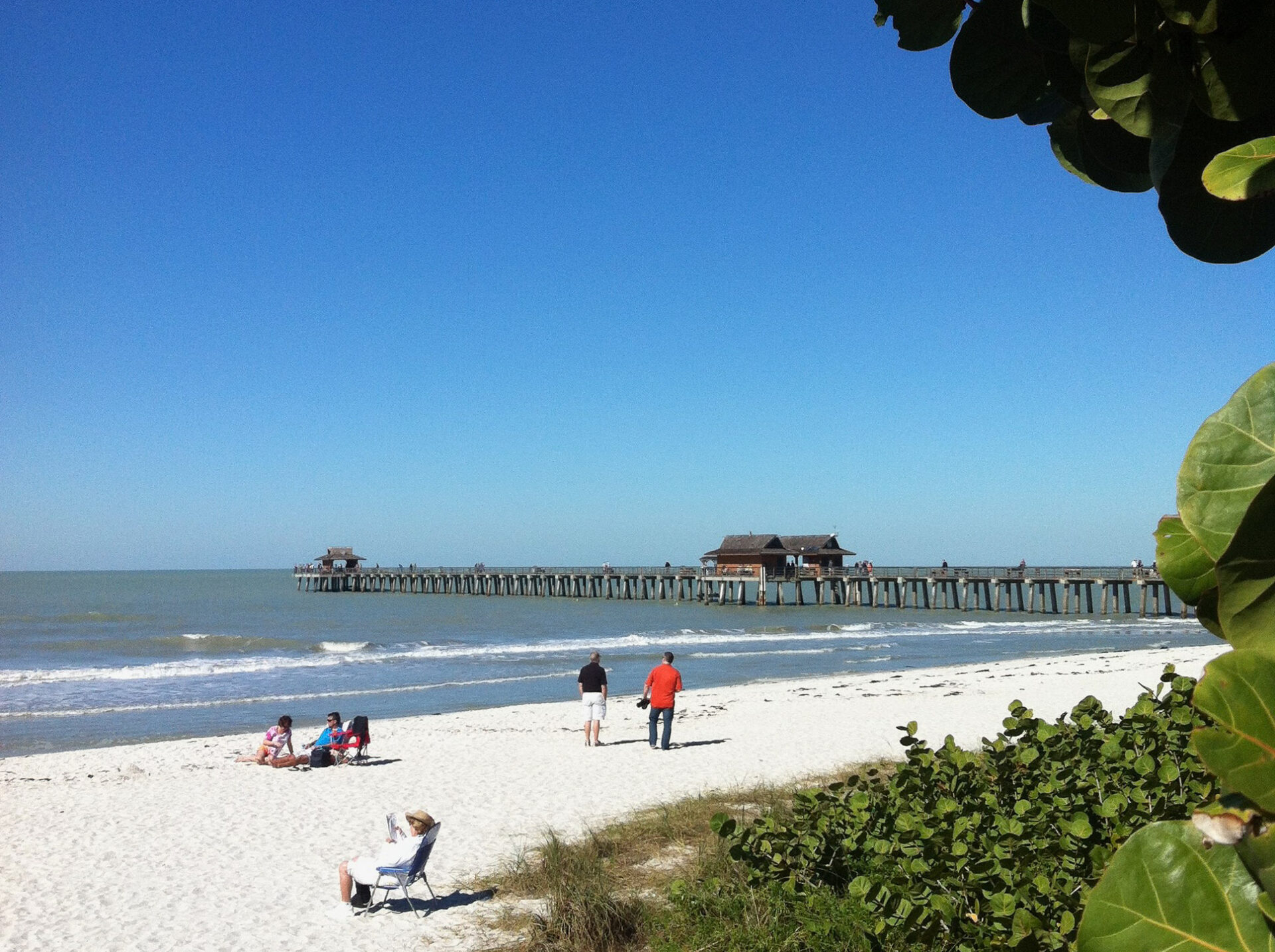 Strand mit Seebrücke aus Holz im Städtchen Naples an der Golfküste Floridas