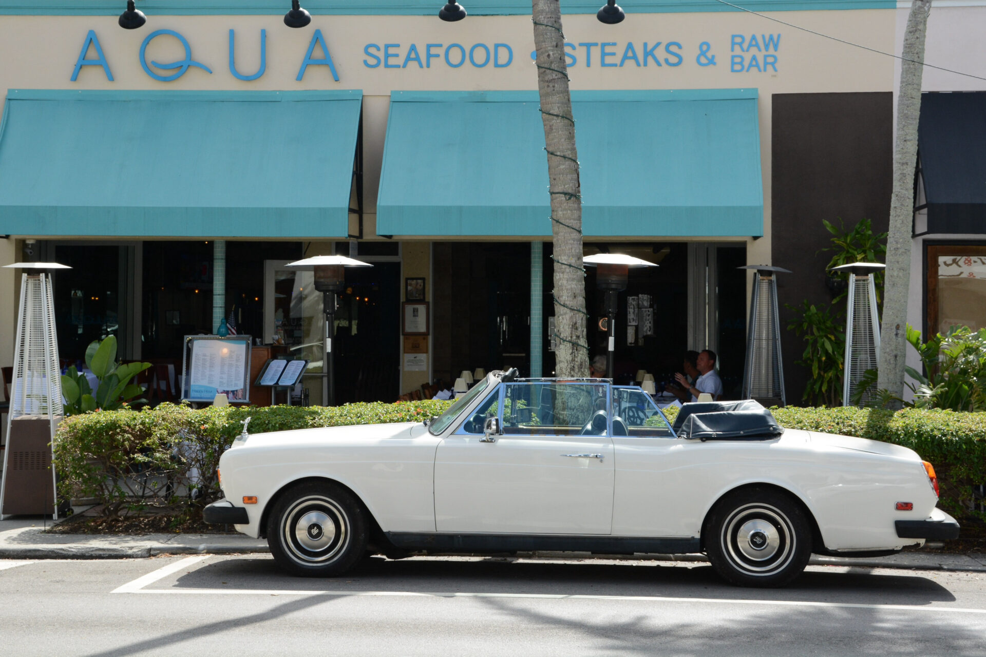 Ein weißer Sportwagen vor dem Restaurant Aqua im Städtchen Naples an Floridas Westküste