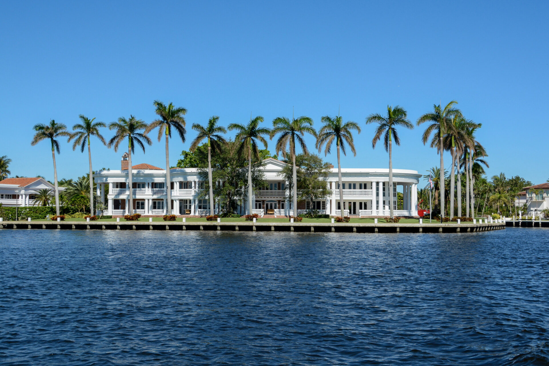 Riesige weiße Villa mit Palmen am Wasser bei einer Bootstour während unseres Tage in Fort Lauderdale ohne Auto